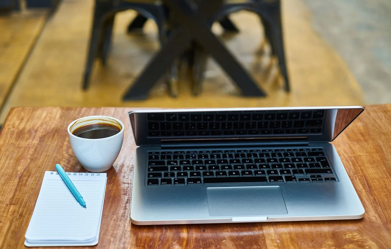 Makanan dan Kebiasaan Sehari-hari untuk Menjaga Mata Tetap Segar Saat Bekerja di Depan Layar